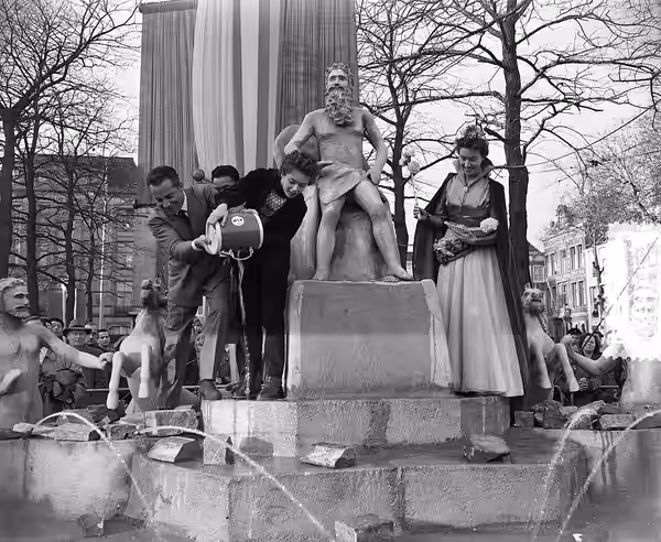 Collectie / Archief : Fotocollectie Anefo Reportage / Serie : [ onbekend ] Beschrijving : Italiaanse filmsterren Rossano Brazzi en Milly Vitale.Opnamen fontein  (1954)