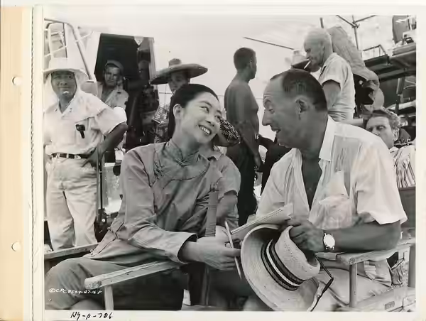 Press photo of Lisa Lu interviewing Daniel Mann for the 1960 film The Mountain Road