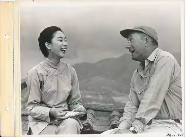 Press photo of Lisa Lu interviewing Daniel Mann for the 1960 film The Mountain Road