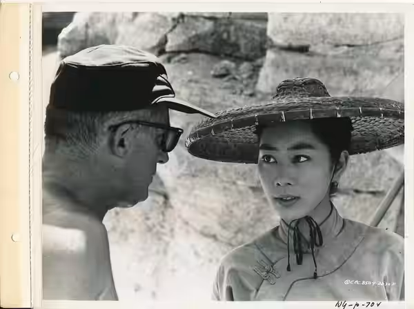 Press photo of Lisa Lu interviewing Daniel Mann for the 1960 film The Mountain Road