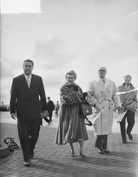 Collectie / Archief : Fotocollectie Anefo Reportage / Serie : [ onbekend ] Beschrijving : Fillmster Martine Carol voor [promotie van] film "Nana" [Frankrijk, 19 (1955)