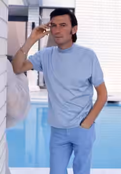 Laurence Harvey by his pool (1973)