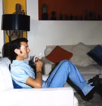 Laurence Harvey taken in his home in Los Angeles (1973)
