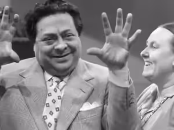 Aldo Fabrizi e Ave Ninchi in una scena del film italiano Papà diventa mamma (1952)