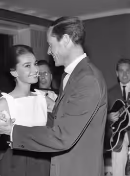 Skådespelerskan Audrey Hepburn med maken och skådespelaren Mel Ferrer vid deras besök i Stockholm 1959.