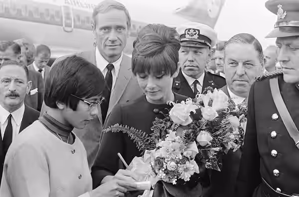 Collectie / Archief : Fotocollectie Anefo Reportage / Serie : Audrey Hepburn en Mel Ferrer in Nederland Beschrijving : Aankomst van Audrey Hepburn en Mel Ferrer (1966)