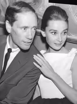 Stark spänning rådde på Bromma flygplats på söndagskvällen när skådespelerskan Audrey Hepburn med make Mel Ferrer kom på sitt länge emotsedda Sverigebesök. Cikr (1959)