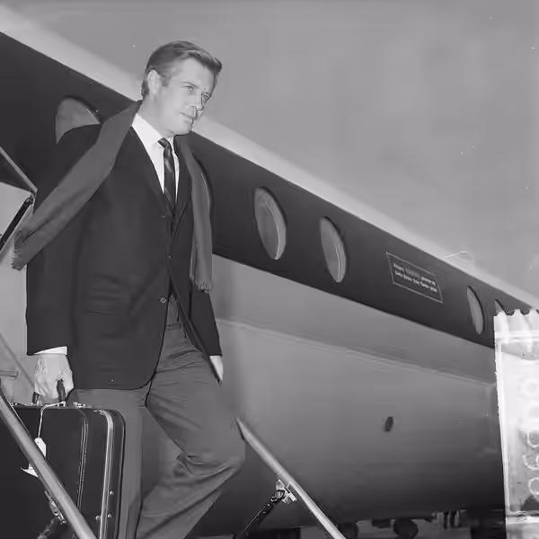 Collectie / Archief : Fotocollectie Anefo Reportage / Serie : [ onbekend ] Beschrijving : George Peppard (Amerikaanse filmacteur) op Schiphol. Peppard bij het v (1964)