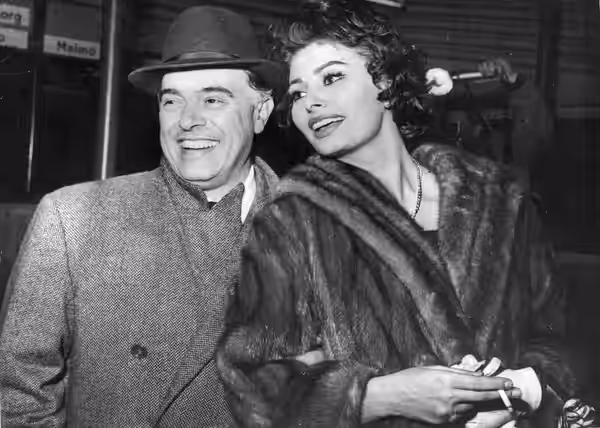 Italian star Sophia Loren in Copenhagen – Refuses to comment on "baby" story.On their arravial in Copenhagen – on their way from Rome to Los Angeles – Italian s (1958)