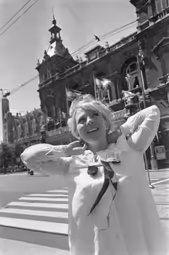 Collectie / Archief : Fotocollectie Anefo Reportage / Serie : [ onbekend ] Beschrijving : Aankomst filmster Julia Foster op Schiphol. Opdracht Vrije Volk . Juli (1968)