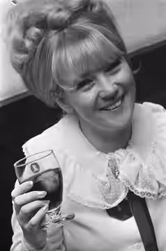 Collectie / Archief : Fotocollectie Anefo Reportage / Serie : [ onbekend ] Beschrijving : Aankomst filmster Julia Foster op Schiphol. Opdracht Algemeen Dagblad  (1968)