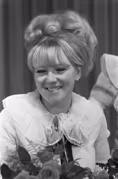 Collectie / Archief : Fotocollectie Anefo Reportage / Serie : [ onbekend ] Beschrijving : Aankomst filmster Julia Foster op Schiphol. Nummers 24.25.26 Julia Fos (1968)