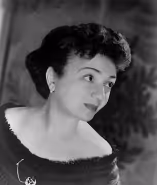 Photo of actress Molly Picon. L'actrice et chanteuse Molly Picon. Elle chanta en yiddish. (1958)