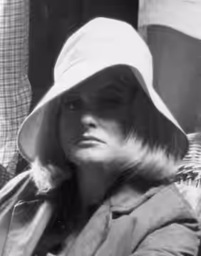 Monica Zetterlund i en paus under inspelningen av filmen Att angöra en brygga (1965).
