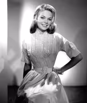 Dyan Cannon in a publicity portrait for the CBS soap opera Full Circle (1960)