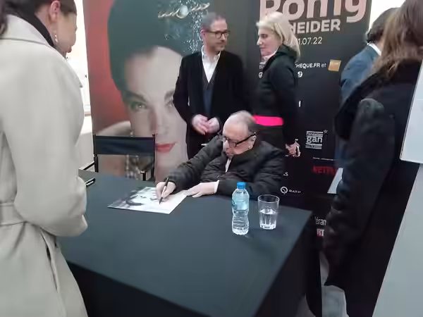 Philippe Sarde lors d'une séance de dédicaces à la Cinémathèque française, en avril 2022.