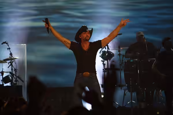 McGraw performing at Charleston's Best Country 2010.