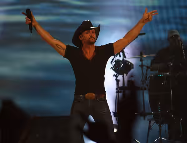 McGraw performing at Charleston's Best Country 2010.
