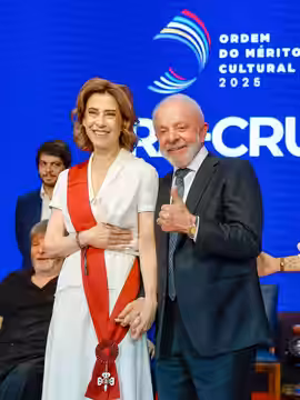 20.05.2025 - A Atriz, Fernanda Torres e o Presidente da República, Luiz Inácio Lula da Silva e a durante a cerimônia de Entrega da Ordem do Mérito Cultural, no 