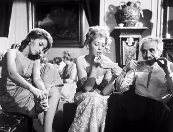 Actrices mexicanas Jacqueline Andere y Silvia Pinal, y actor español Enrique García Álvarez en una fotografía publicitaria para la película El Ángel Exterminado (1962)