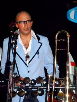 Harry Hill in Putney with The Caterers in 2006.