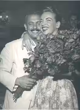 Carmen Miranda recebe um grande ramo de rosas de Assis Valente, em sua volta ao Brasil (1954).