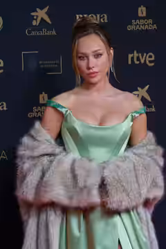 Ester Expósito en la alfombra roja de los Premios Goya celebrados en Granada en 2025