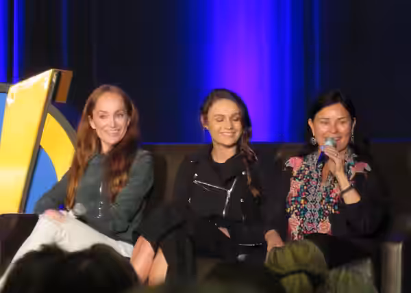Lotte Verbeek, Sophie Skelton, and Diana Gabaldon at the Q&amp;A panel for Outlander, Wizard World Chicago 2018