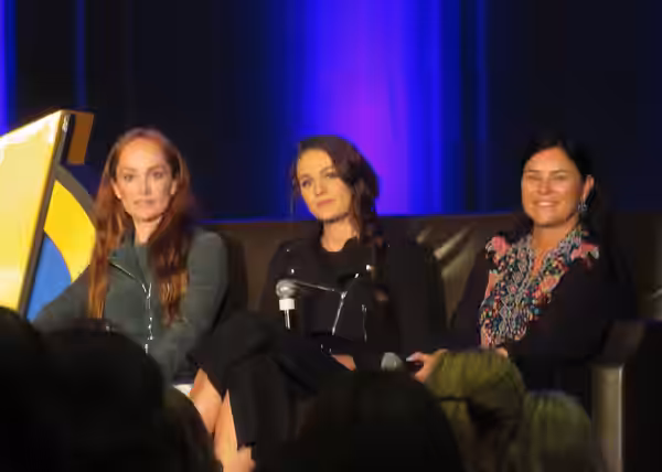 Lotte Verbeek, Sophie Skelton, and Diana Gabaldon at the Q&amp;A panel for Outlander, Wizard World Chicago 2018