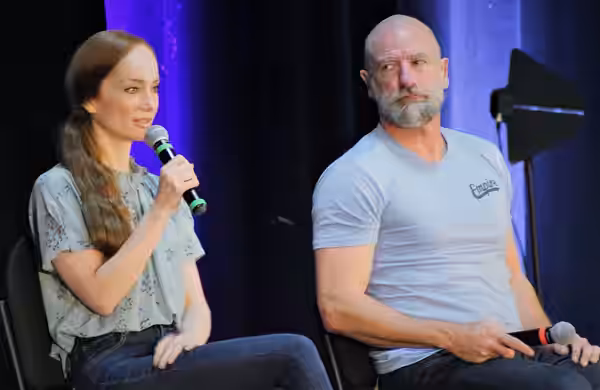 Lotte Verbeek (and Graham McTavish) answering fan questions at Creation Entertainment's Outlander Convention in New Jersey on 19 August 2018.