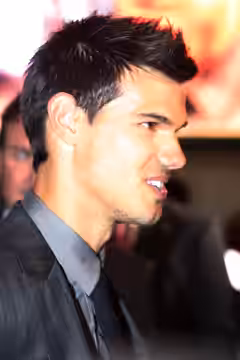 Sydney movie hub - The Entertainment Quarter, went crazy tonight as 1000s showed up for the Abduction premiere. Twilight star Taylor Lautner advised he was shoc (2011)