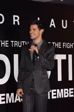 Sydney movie hub - The Entertainment Quarter, went crazy tonight as 1000s showed up for the Abduction premiere. Twilight star Taylor Lautner advised he was shoc (2011)