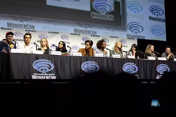 Robert Aguirre-Sacasa, KJ Apa, Lili Reinhart, Camila Mendes, Cole Sprouse, Ashleigh Murray, Sarah Schechter, Marisol Nichols, Madchen Amick and Luke Perry speak (2017)
