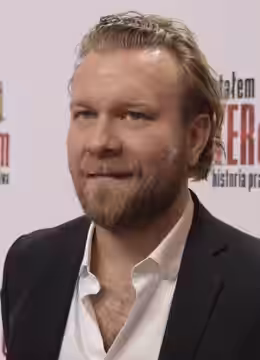 Maciej Kawulski (ur. 1980) – polski przedsiębiorca, reżyser filmowy oraz współwłaściciel organizacji MMA Konfrontacji Sztuk Walki (KSW). (2020)