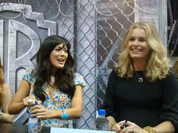 Lindsay Price &amp; Rebecca Romijn signing (2009)