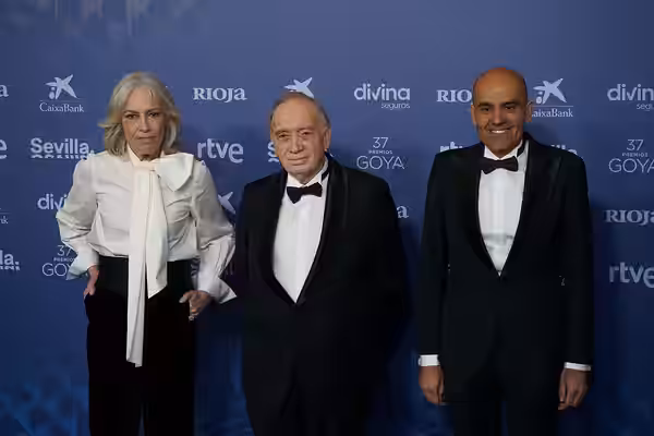 Grupo sin identificar en la alfombra roja de los premios Goya 2023 celebrados en Sevilla