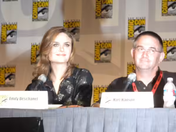 kristin.eonline.com - Comic-Con 2009 - "Bones" panel - Emily Deschanel and Hart Hanson - San Diego, Calif. - July 24, 2009