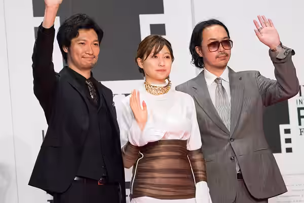 第29回 東京国際映画祭 オープニングセレモニー 青木崇高 大野いと 半野喜弘 (雨にゆれる女) (2016)