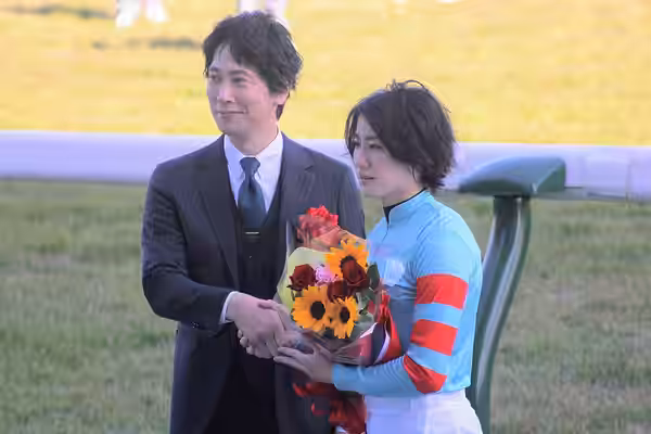 記念撮影に応じる斎藤騎手と佐々木蔵之介氏(写真左) (2024)