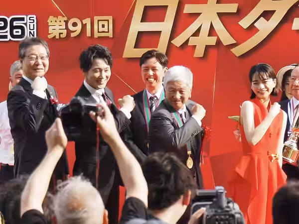 ​左から吉田正義（JRA理事長）、佐々木蔵之介（プレゼンター）、吉田照哉（生産者・社台ファーム代表）、見上愛（プレゼンター）が、なかやまきんに君の持ちネタとしてしられる「パワー！」を披露しているところ。 (2024)