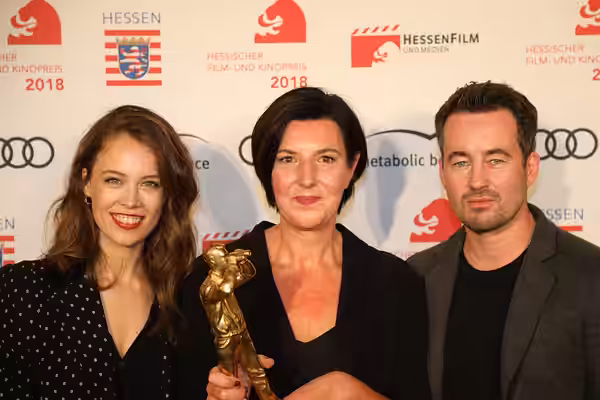 Paula Beer, Lisa Blumenberg und Christian Schwochow beim Hessischen Film- und Kinopreis 2018
