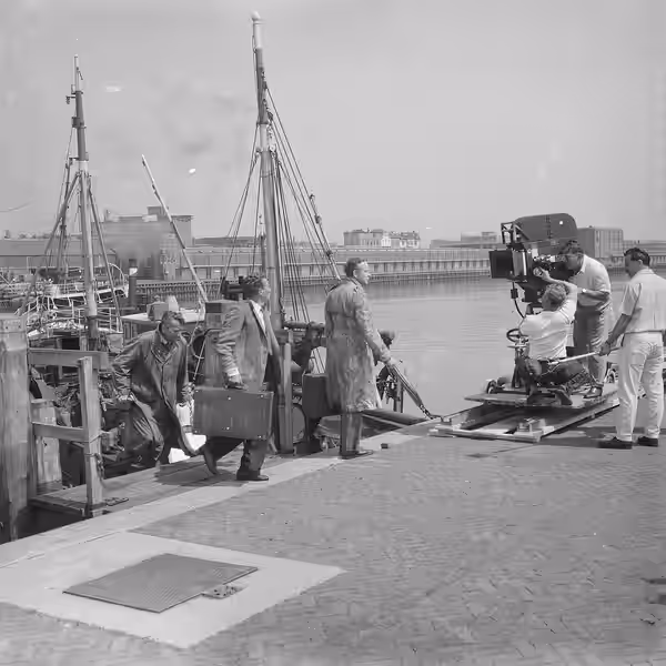Collectie / Archief : Fotocollectie Anefo Reportage / Serie : [ onbekend ] Beschrijving : Filmopnamen voor de Rankfilm "Operation Amsterdam" in IJmuiden, v.l.n. (1958)