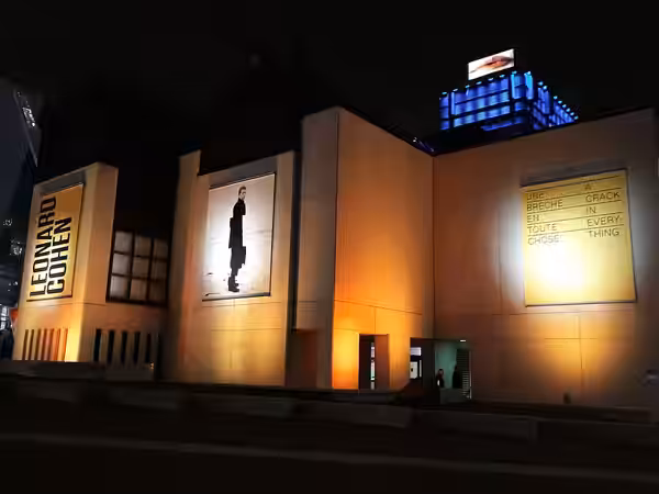 Taken in front of the MAC in Montréal in November, 8th 2017, the occasion is the first anniversary of Leonard Cohen's death and the opening of the tribute exhib