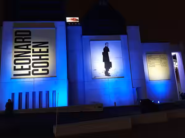Taken in front of the MAC in Montréal in November, 8th 2017, the occasion is the first anniversary of Leonard Cohen's death and the opening of the tribute exhib