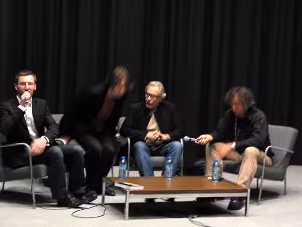 Mark Rydell, à Amiens (Somme, France) - De passage à la "Maison de la Culture" lors du « 28ème Festival international du film d'Amiens ». Assis derrière la tabl (2008)