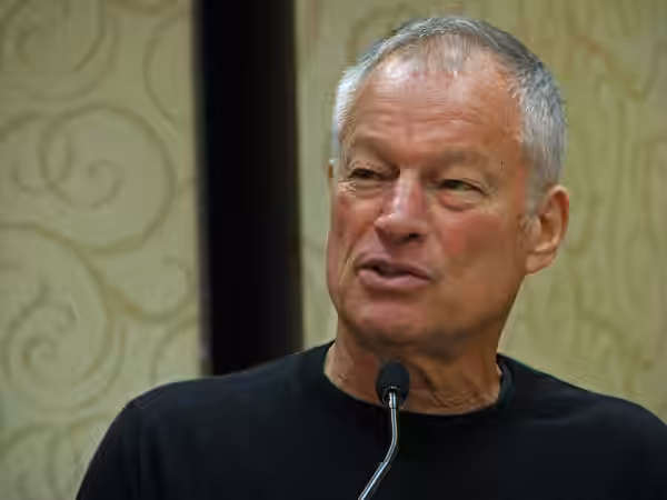 Jim Bouton speaking to the crowd at the Seattle Pilots' 40th Anniversary Celebration held on August 29, 2009 in Bellevue, Washington.