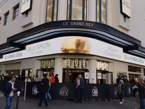 Façade du Grand Rex au nom de Paul Simon, dans le cadre de son concert le 3 mai 2026.