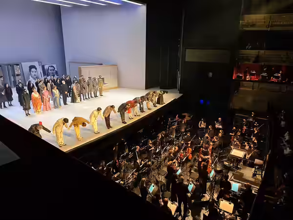Teatro Real de Madrid, saludos de los intérpretes tras el estreno de la ópera "El abrecartas", con música y libreto de Luis de Pablo, basada en la novela homóni (2022)