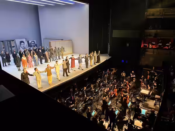 Teatro Real de Madrid, saludos de los intérpretes tras el estreno de la ópera "El abrecartas", con música y libreto de Luis de Pablo, basada en la novela homóni (2022)