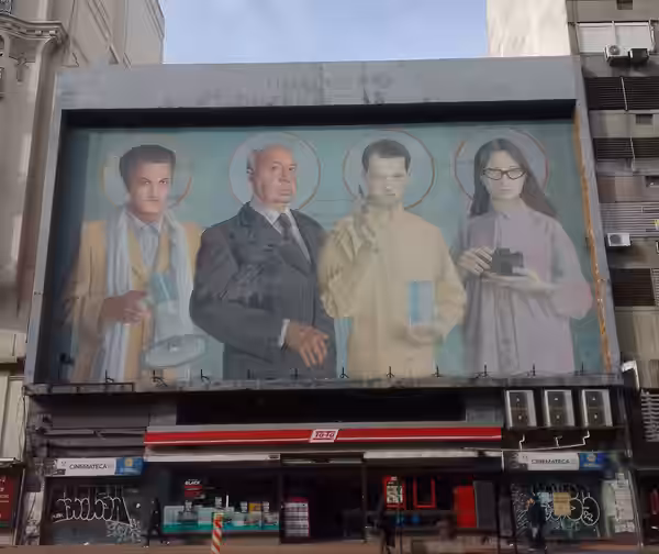 Großformatiges satirisches Wandgemälde in Montevideo (Uruguay) von 2017: Federico Fellini, Alfred Hitchcock, Luis Buñuel und Lucrecia Martel als (Kino-)Heilige  (2022)